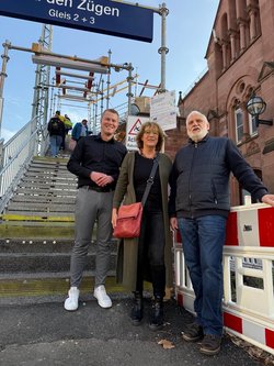 Bild vor dem Treppenaufgang mit Jakob Mähler, Heike Krieg und Bernd Wietzorek