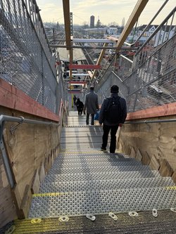 Bild des Treppenabgangs zum Bahnsteig