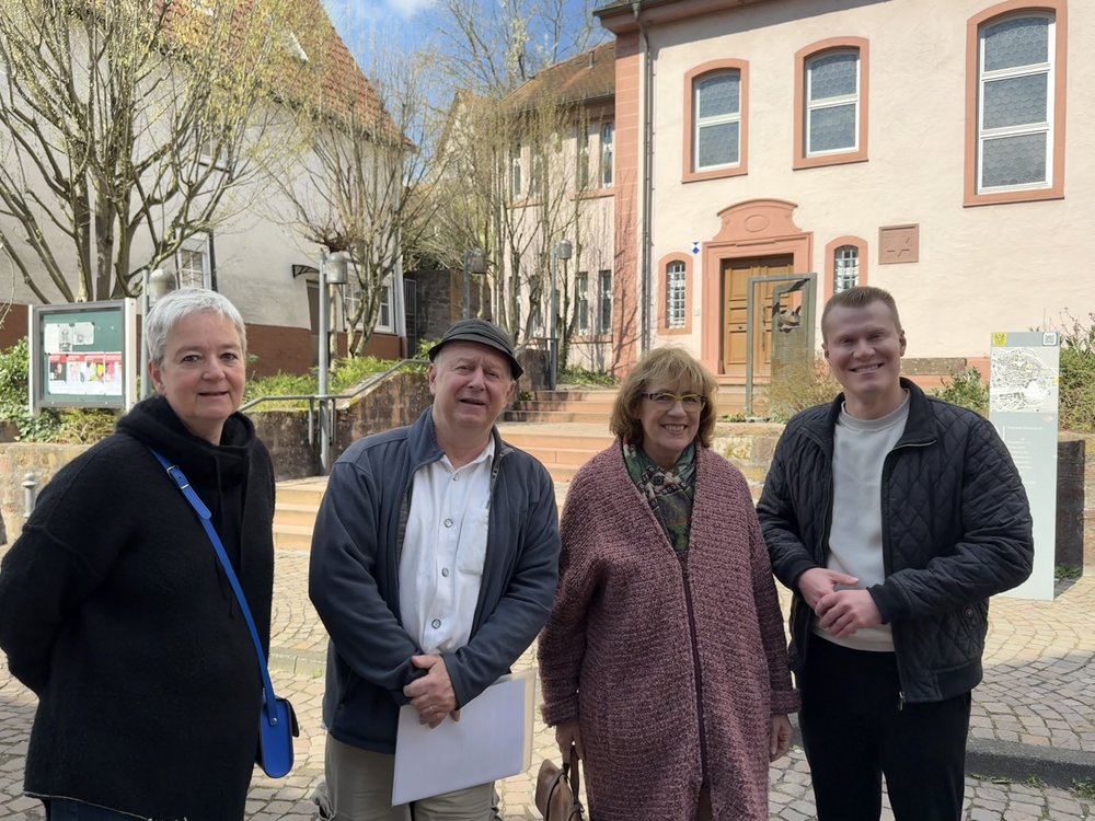 Bild von Ulla Morbach, Arno Fischer, Heike Krieg und Jakob Mähler vor der ehemaligen Synagoge und dem Rabbinerhaus