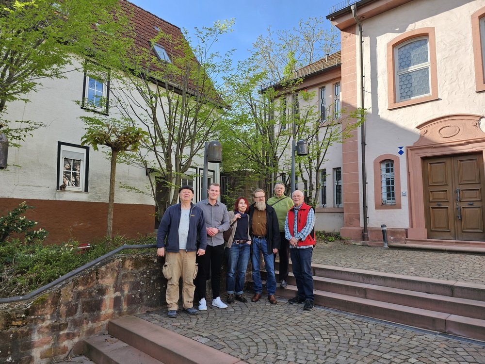 Jakob Mähler (2. Von links) gemeinsam mit Arno Fischer (links) und den Vertretern der Interessengemeinschaft vor dem ehemaligen Rabbinerhaus und der ehemaligen Synagoge